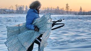 Учителка показа СНИМКИ на замръзналите си дрехи и взриви мрежата