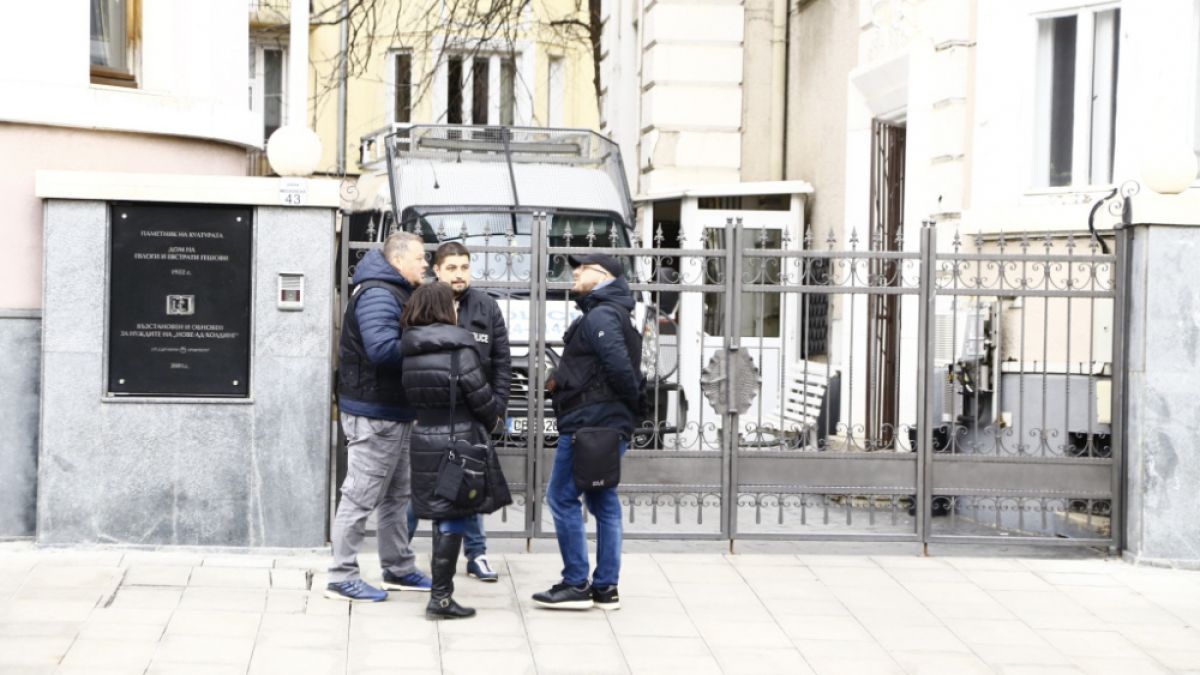 Първи СНИМКИ от спецакцията в един от офисите на Божков