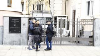 Първи СНИМКИ от спецакцията в един от офисите на Божков