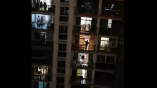 Невероятно ВИДЕО от Ухан: Цял свят гледа изумен какви ги вършат китайците по балконите 