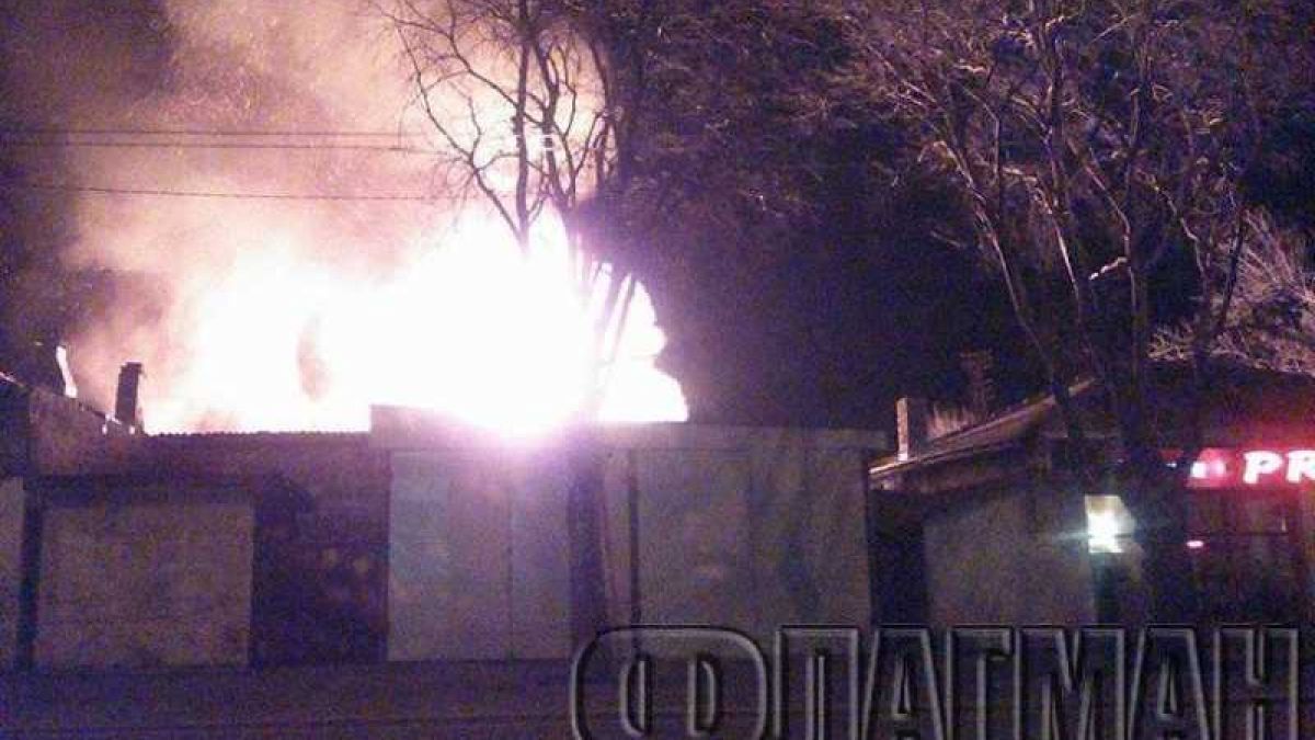 Огромен пожар в Бургас, цял квартал е без ток 