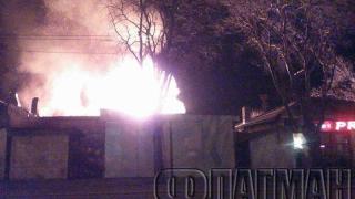 Огромен пожар в Бургас, цял квартал е без ток 