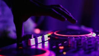 Супервиц за оправяне на настроението: Диджей хваща златната рибка