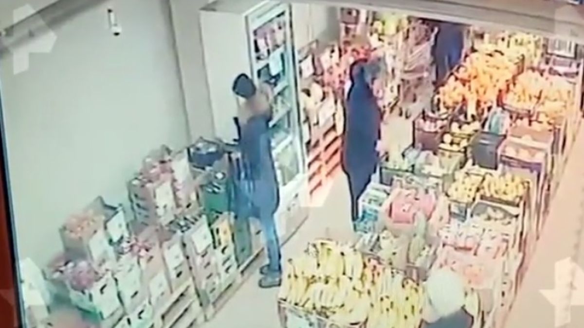 Крадла опустоши супермаркет с кола ВИДЕО 