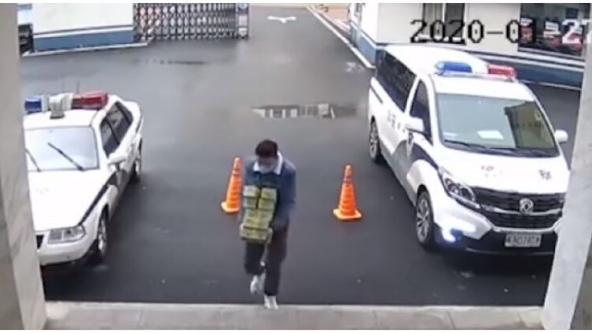 В Китай мъж нахлу в полицейски участък, за да предостави необичайна услуга ВИДЕО