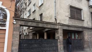 Три патрулки причакват Васил Божков пред дома му в центъра на столицата