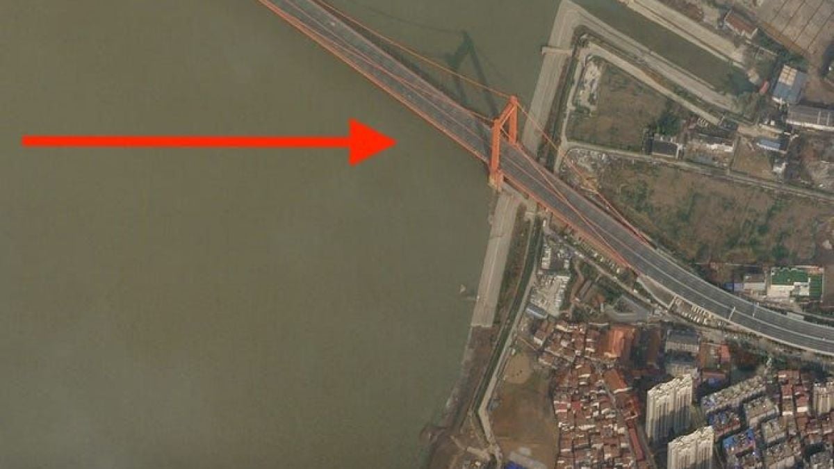 СНИМКИ от Космоса показват какво става по улиците на Ухан