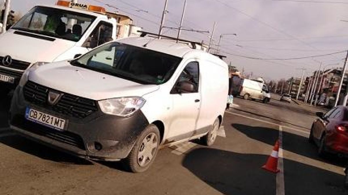 Зверски удар между две коли на булевард в София СНИМКИ 