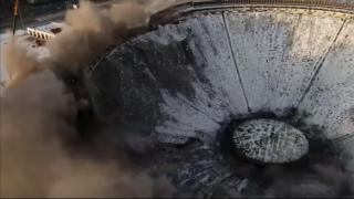 Ужас в Санкт Петербург! Срути се покрив на спортен комплекс и затисна човек ВИДЕО 