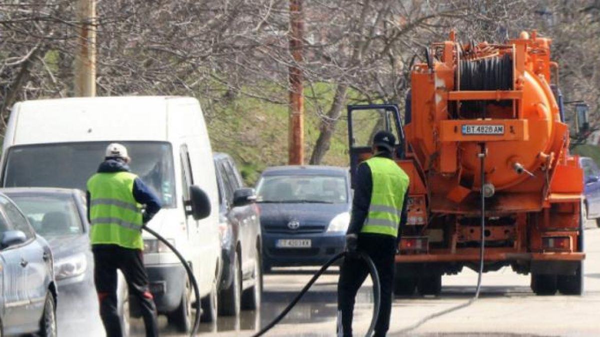 В Перник стоят жадни, а в Търново пилеят водата по безумен начин 