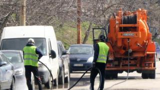 В Перник стоят жадни, а в Търново пилеят водата по безумен начин 