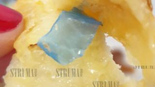 Благоевградчанка отхапа от кашкавалка и изтръпна от погнуса СНИМКИ 