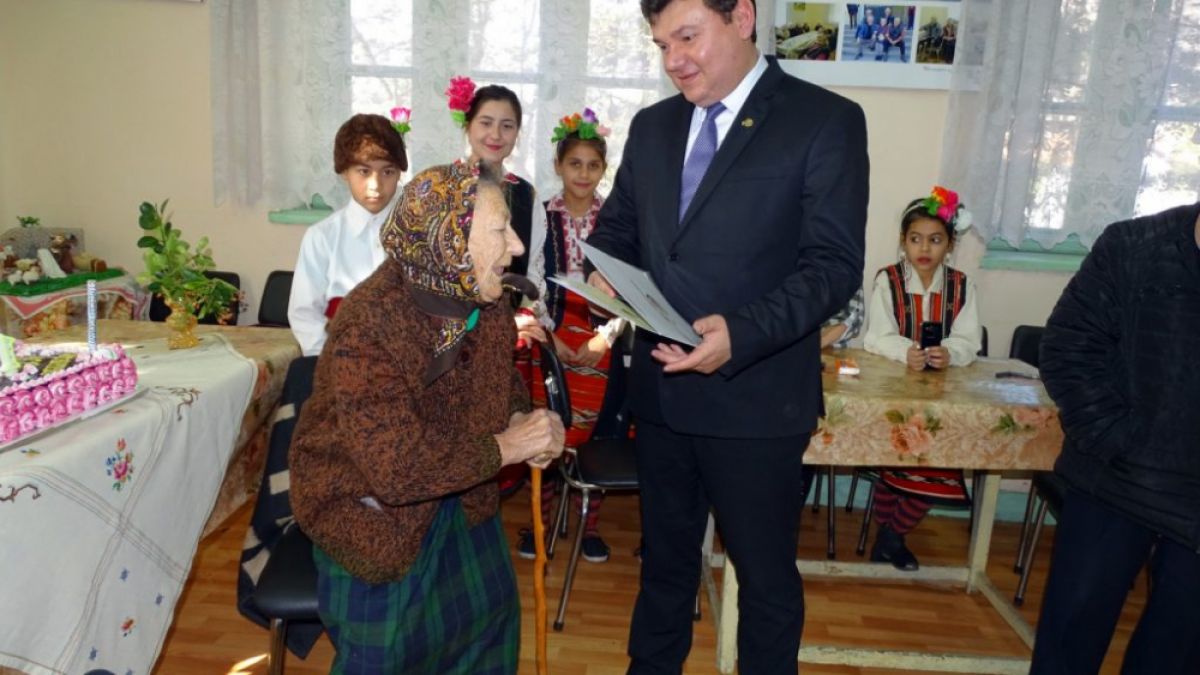Баба Дора разказа как е доживяла до 100 години 