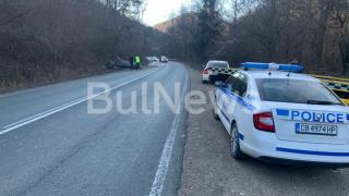 Зверска катастрофа на път Е-79 между Мездра и Ботевград, има пострадал СНИМКИ