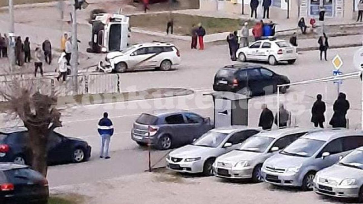 Линейка се преобърна след удар с фирмена кола във Видин СНИМКИ