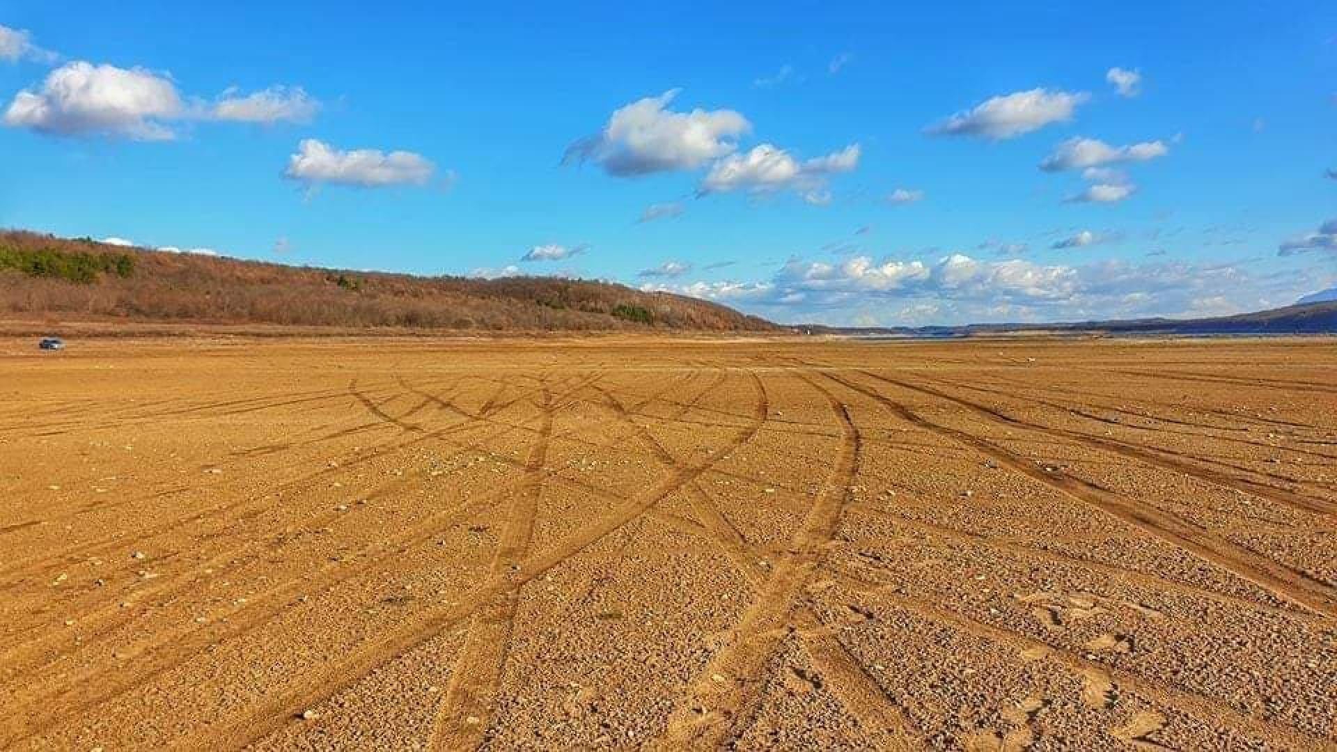 Опасна аномалия: Това не са СНИМКИ от пустиня, а от язовир "Огоста"