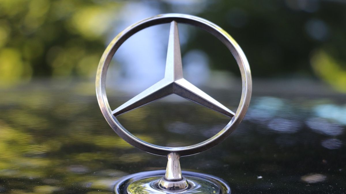 Официални СНИМКИ на "електрическата S-Class" на Mercedes-Benz