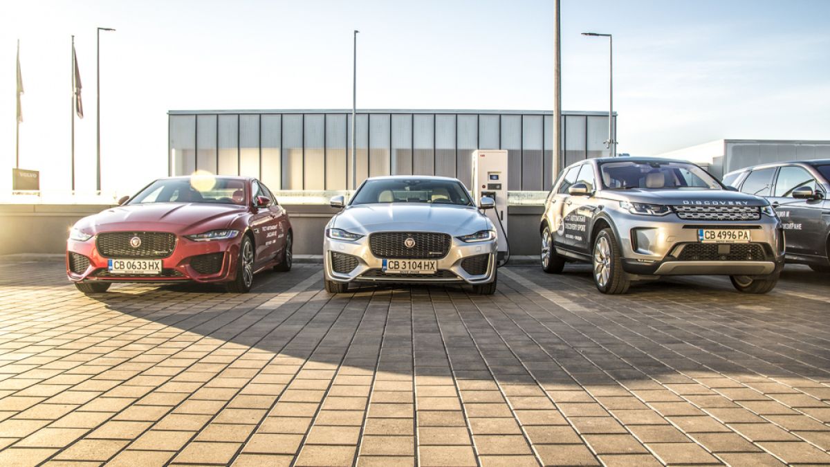 Jaguar Land Rover се впуснаха в зимно приключение