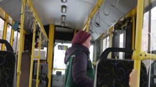 За Гинес: Гратисчия скочи през прозореца на тролей, за да не плати глоба ВИДЕО