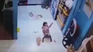 Страховито ВИДЕО запечата как змия влезе в панталонките на дете