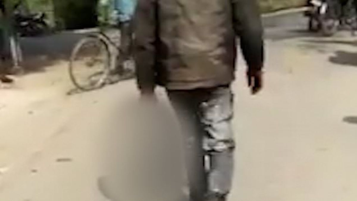 Ужасяващо ВИДЕО 18+ показва как мъж се разхожда с отрязаната глава на съпругата си