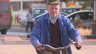 Герой: Столетник-велосипедист получи медал от Министерството на отбраната