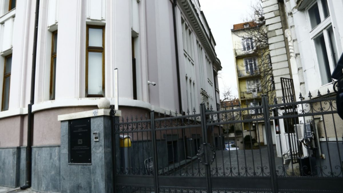 Ето какво се случва пред и в офиса на Васил Божков днес СНИМКИ