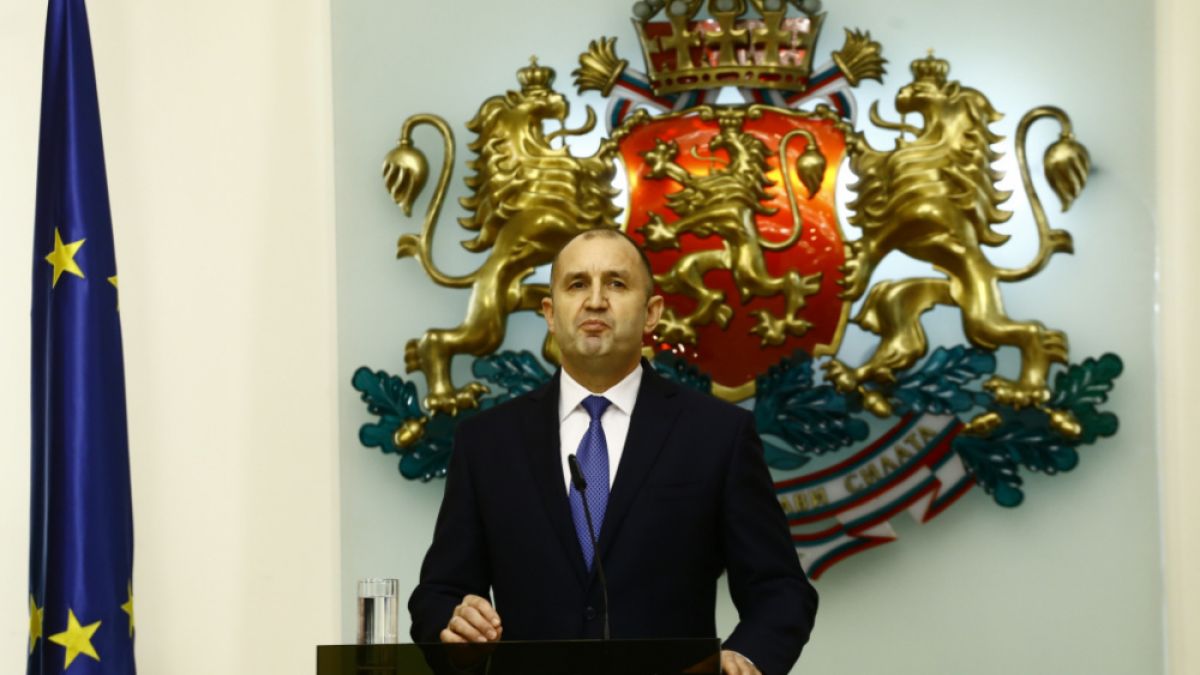 Румен Радев с изненадващ ход след отмяната на честванията на връх Шипка