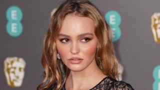 Да не види тати: Дъщерята на Джони Деп се появи гола на церемония СНИМКИ