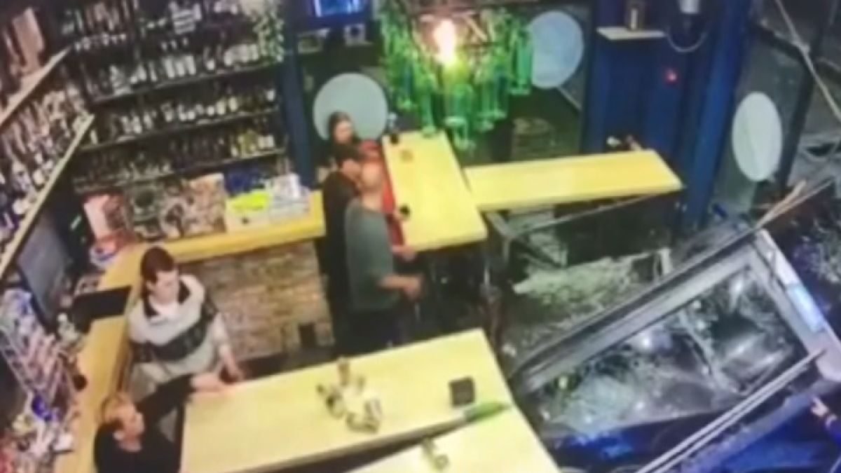 Пиян шофьор влетя в заведение със своя БМВ ВИДЕО