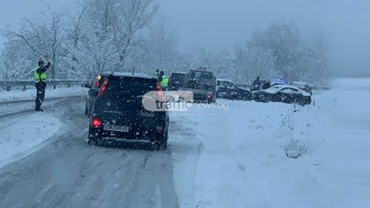 Снегът парализира България, към "Маказа" е най страшно СНИМКИ
