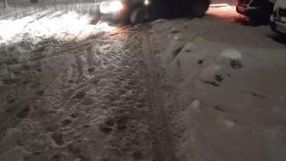 Шофьори на закъсали в снега автомобили избутаха линейка до габровската болница СНИМКИ 