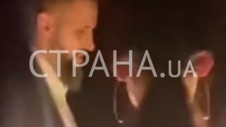 Главният митничар на Украйна танцува със стриптизьорки сред планини от кокаин ВИДЕО 18+