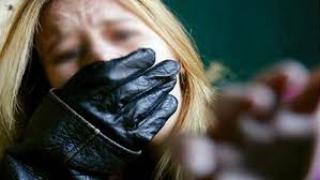 Във Варна са в ужас: Отвличат ли наистина момичета от спирки?! 