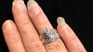 Момиче се похвали с венчален пръстен, но на хората им се доповръща 