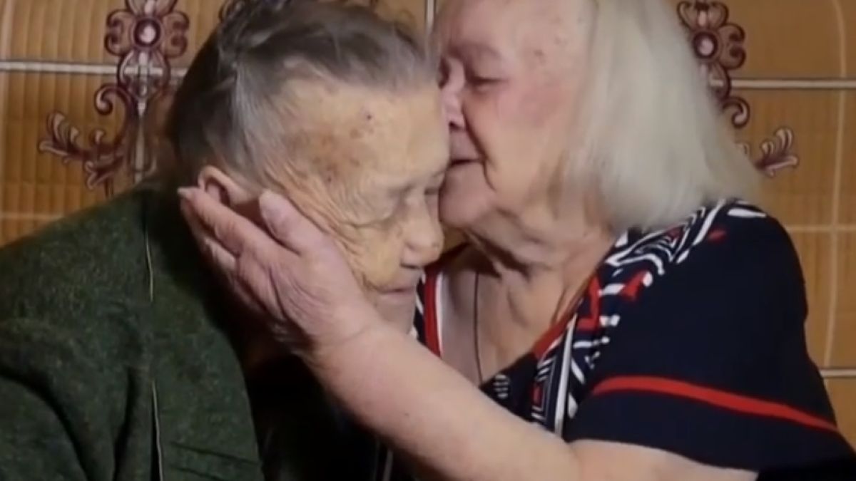 Разделени от войната, две сестри се събраха след 78 години ВИДЕО