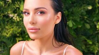 Наследничката на Цеца пръска сексапил в изрязан бански ВИДЕО 18+