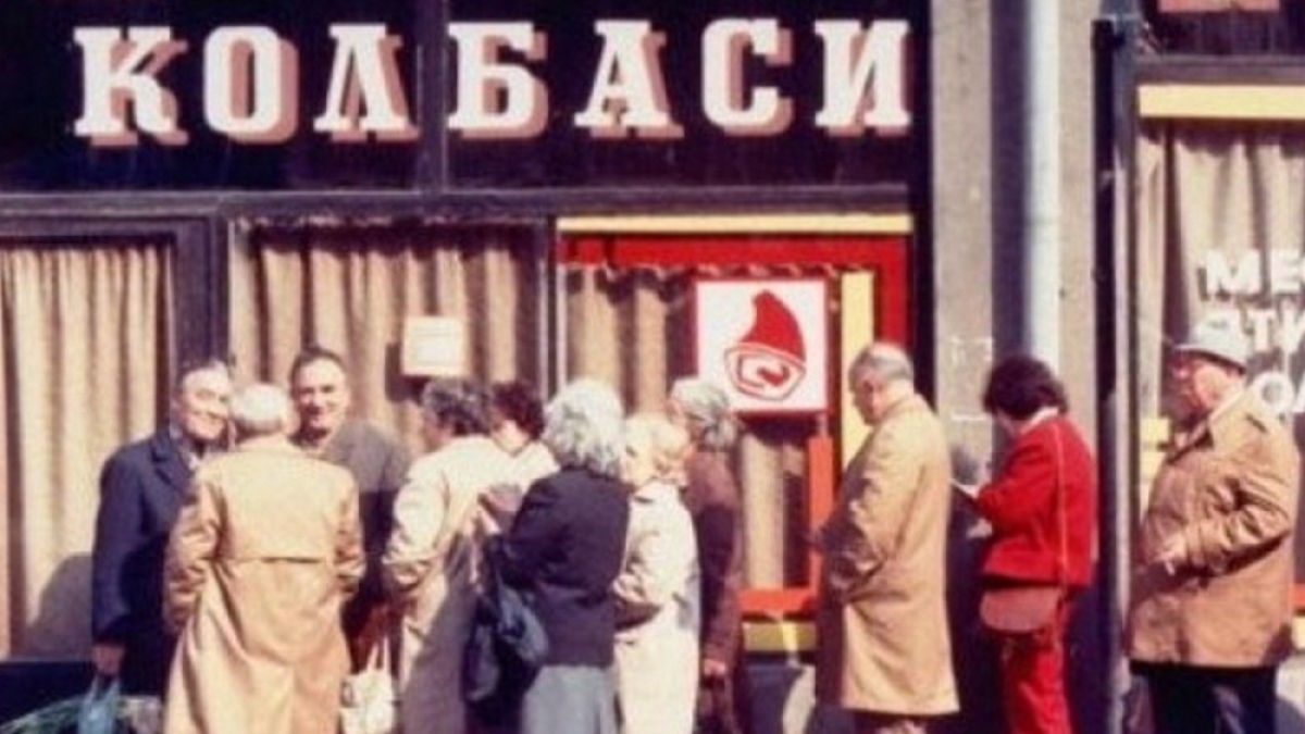 Спомени от соца: С една пенсия си плащахме парното и тока, че и пари на внучето давахме