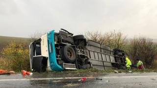 Зверска катастрофа с автобус със 70 деца