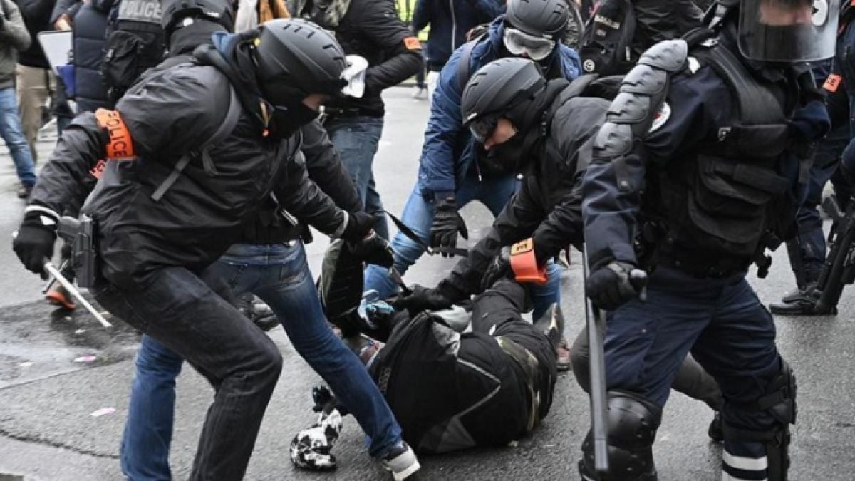Мъж с мачете се развилня в метрото 