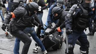 Мъж с мачете се развилня в метрото 