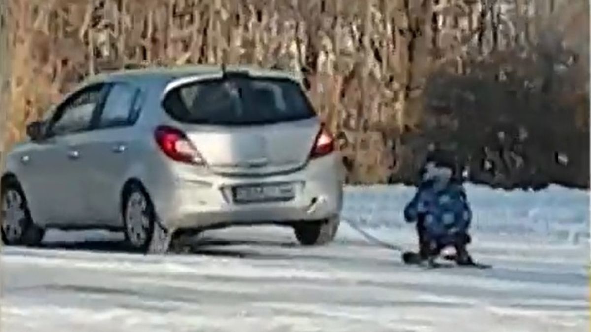 Потресаващо! Родители завързаха за кола дете на шейна край Сливен