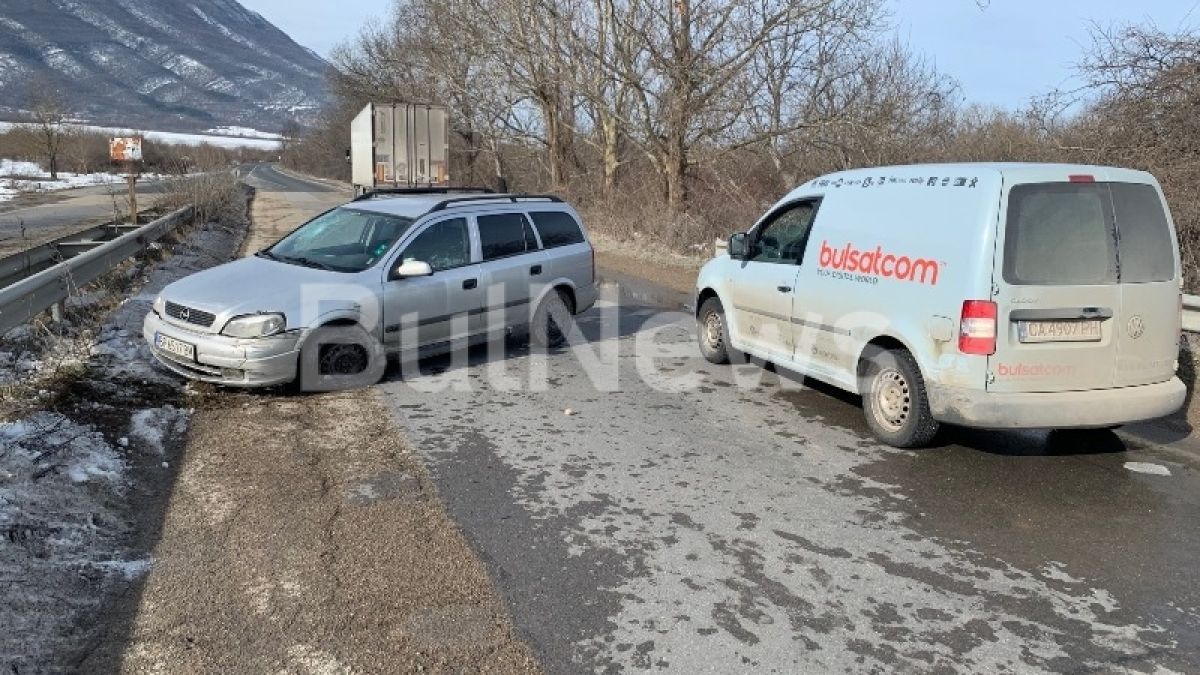 ТИР предизвика удар между две коли и затвори Е-79 СНИМКИ