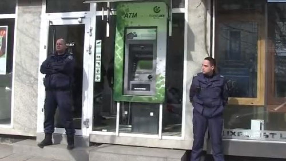 Горещи кадри в БЛИЦ TV! Какво се случва с обраната банка в София