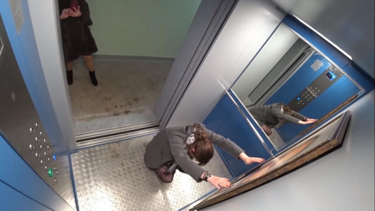Жителите на вход са в шок: Портрет на Путин ги причаква в асансьора ВИДЕО