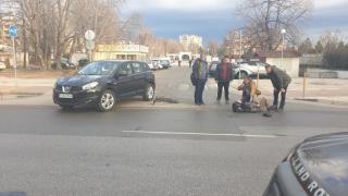 Младеж с тротинетка хвръкна във въздуха на зебра в Пловдив СНИМКА