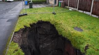 Шок! Огромна дупка зейна на пътя и погълна цяла кола СНИМКИ