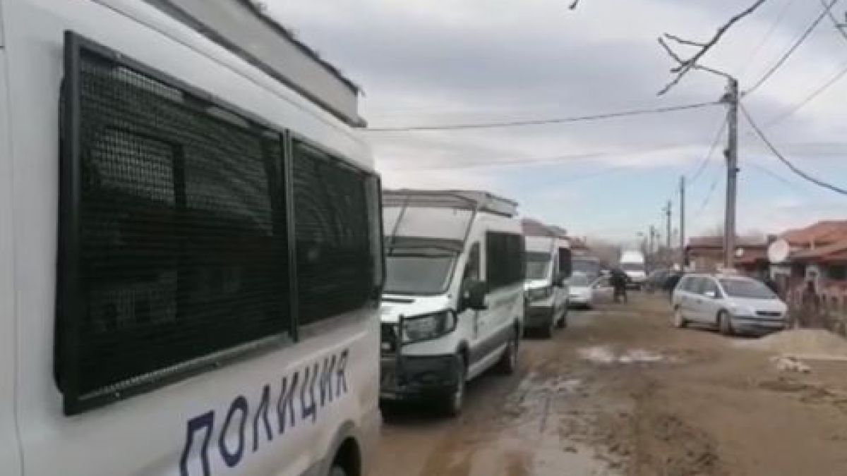 Ексклузивно в БЛИЦ! Първи масови арести след изненадващото посещение на Гешев и Маринов в Белозем ВИДЕО
