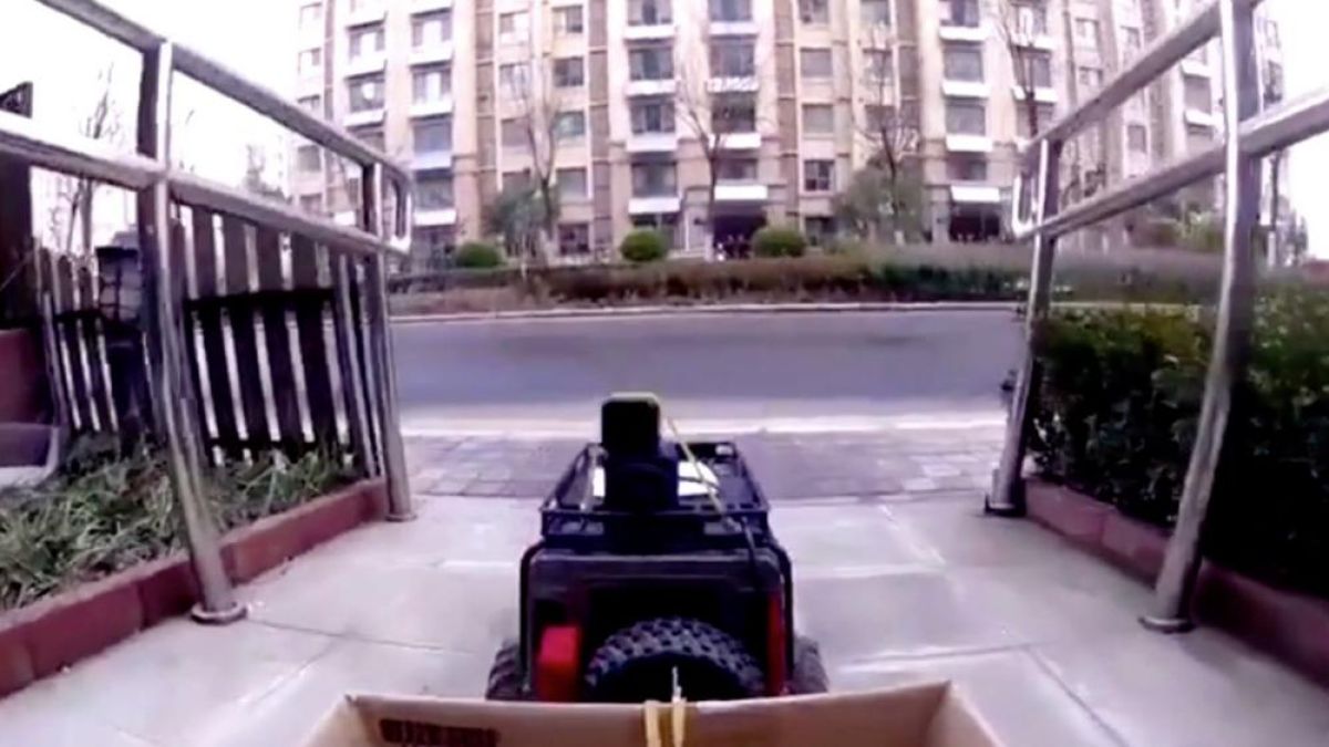 Ще се изумите как жена си купува храна, за да не се зарази с коронавируса ВИДЕО