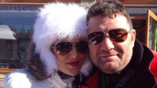 Райфъла с ново тежко обвинение, разследващите подпукаха и красивата му съпруга